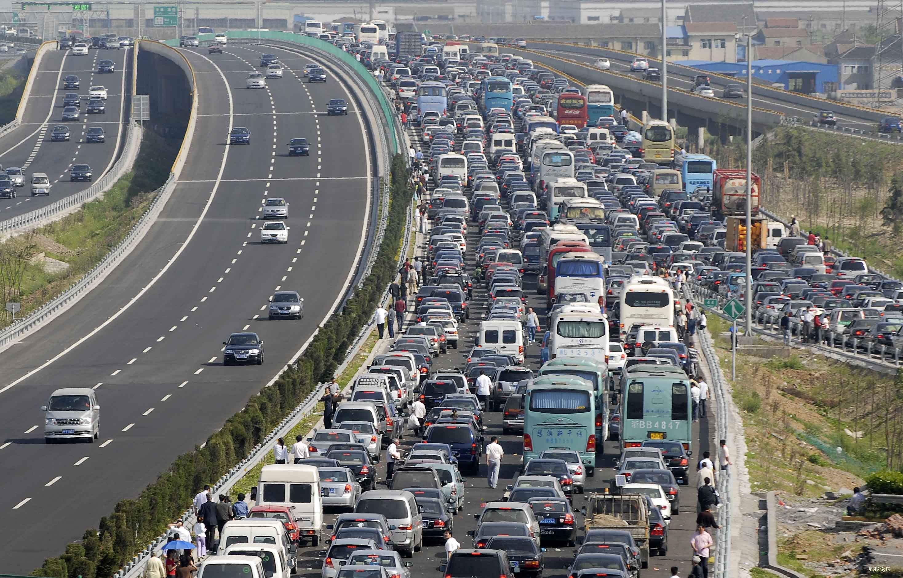 红河公安部交管局：全国道路交通流量有所下降但仍处高位运行